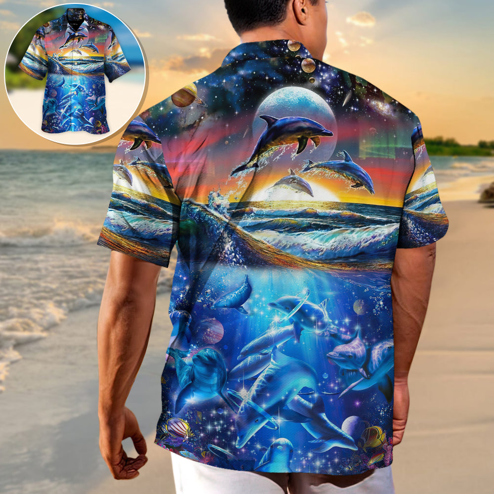 Playa - El delfín vive bajo el sol. Nada en el mar. Bebe el aire salvaje - Camisa Hawaiana Unisex para Hombres y Mujeres