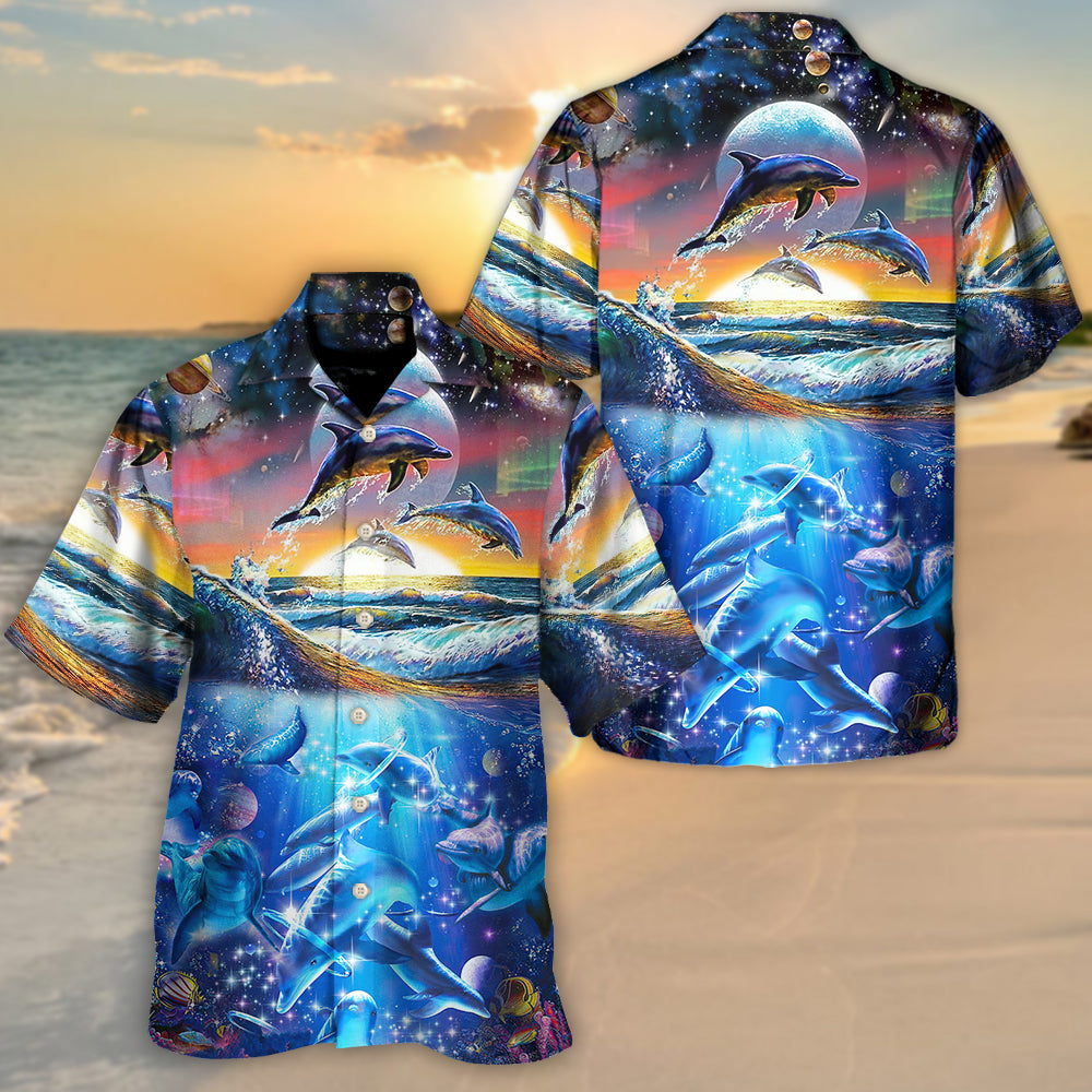 Playa - El delfín vive bajo el sol. Nada en el mar. Bebe el aire salvaje - Camisa Hawaiana Unisex para Hombres y Mujeres